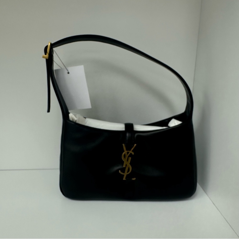 Saint Laurent Le 5 à 7 padded leather shoulder bag in Black - Picture 2 of 9